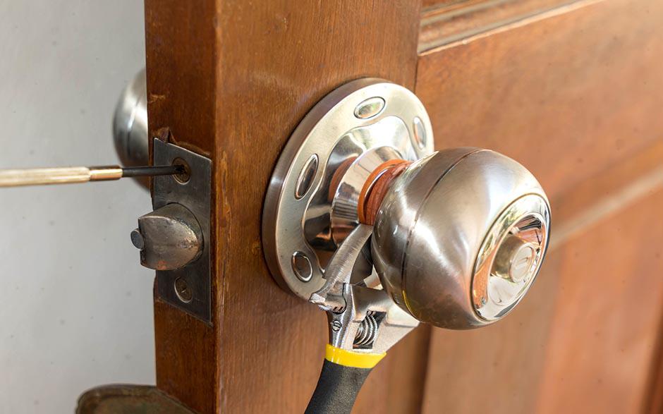 changer serrure porte Lisses